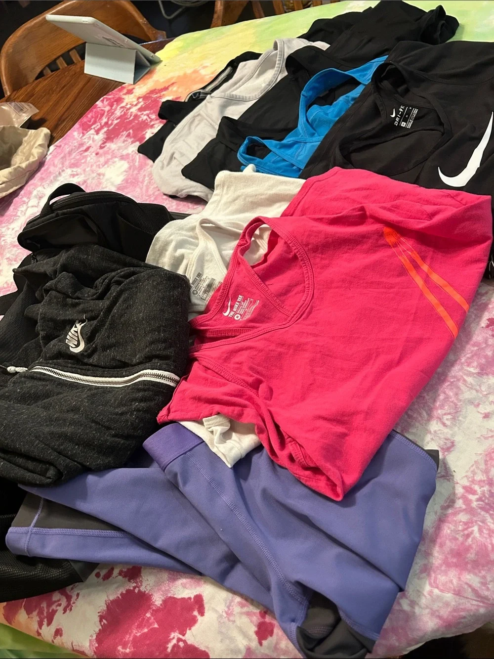 Huge Nike lot !! Tops / leggings & bag
